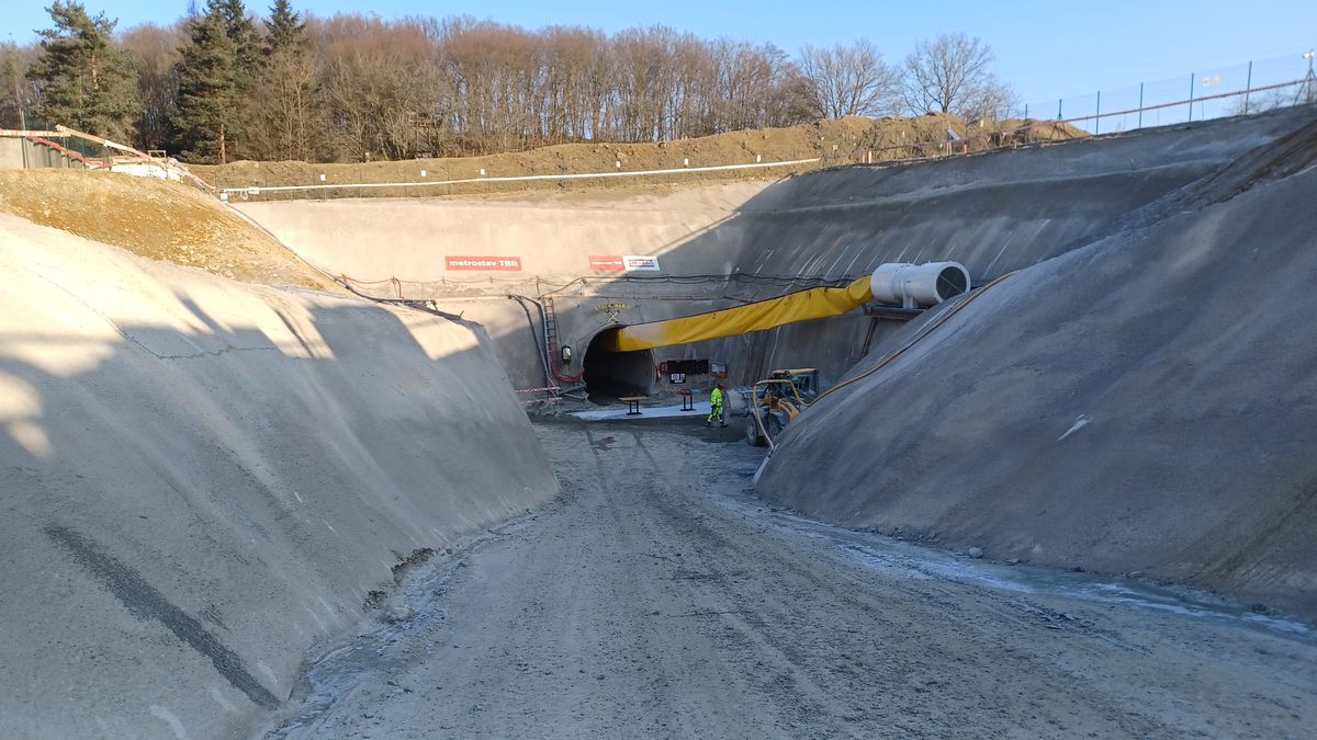 Odpůrci dálnice D3 přes Posázaví: Staveniště je nelegální a hazard s miliardami